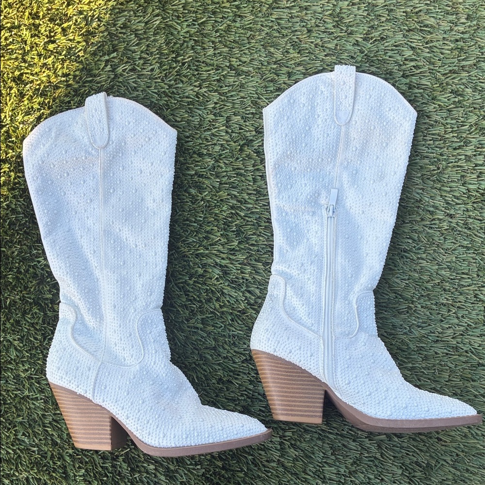 Forever Brand, White Heeled Boots, Size 6 1/2